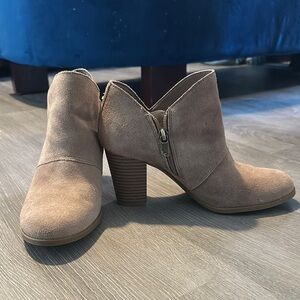 Koolaburra Tan Ankle Boots with Suede Finish and V-Shaped Opening